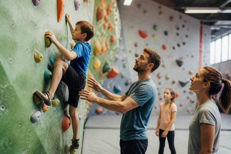 Boulder en famille : comment débuter et progresser en toute sécurité