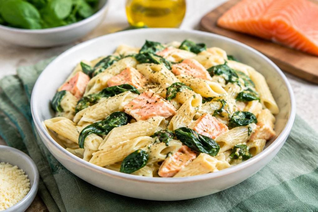 Pasta met zalm en spinazie : une recette familiale savoureuse et facile à préparer